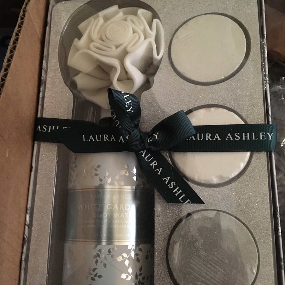 Laura Ashley bath set